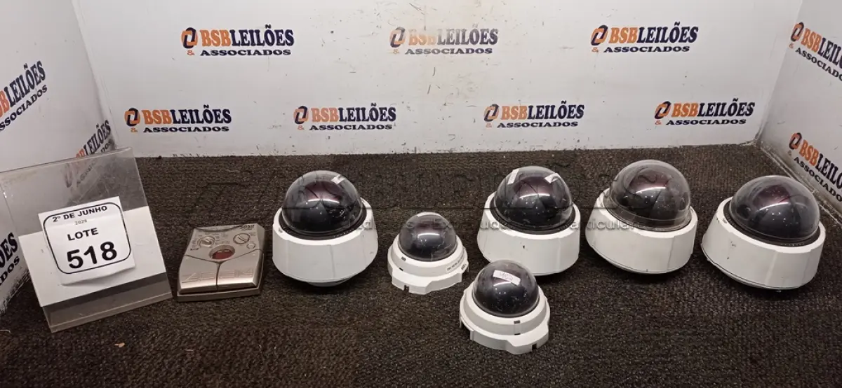 LOTE 518 - 01 PEDALEIRA DE GUITARRA MODELO 505II MARCA ZOOM E 06 CÂMERAS DE MONITORAMENTO TIPO DOME. (NO ESTADO) ATENÇÃO! FAZER A VISITAÇÃO ANTES DE ARREMATAR, NÃO SABEMOS SE FUNCIONA, LEILÃO NÃO TEM GARANTIA E NEM DEVOLUÇÃO, SUJEITO A POSSÍVEIS AVARIAS VISÍVEIS/OCULTAS E/OU AUSÊNCIA DE COMPONENTES.