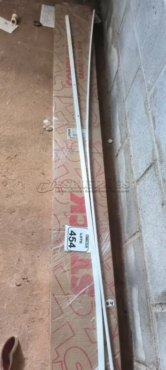 LOTE 454 - 45 CANALETAS STECK 20X10 COM ADESIVO. (NO ESTADO EM QUE SE ENCONTRA. SUJEITO A AVARIAS OCULTAS/VISÍVEIS.)