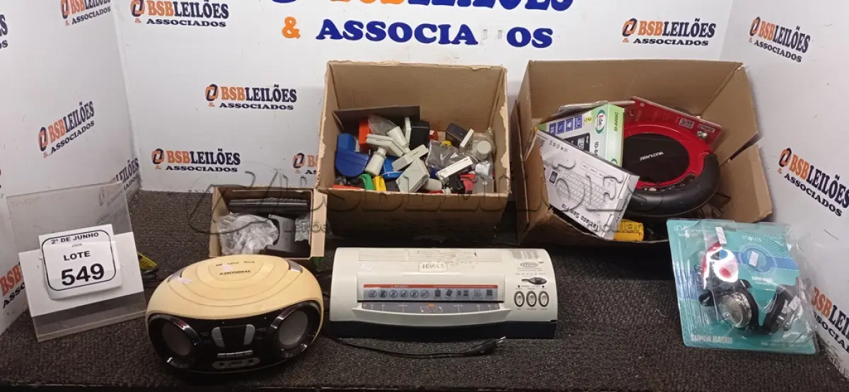 LOTE 549 - 01 ASPIRADOR ROBÔ MARCA MULTILASER, 01 HEADSET MARCA INOVA, 02 CALCULADORAS, 01 MÁQUINA DE CARTÃO MODENINHA PRO, 01 JOYSTICK DE VÍDEO GAME, 01 SCANNER 110V MARCA MENNO, 01 APARELHO DE SOM PORTÁTIL MARCA MONDIAL, 03 MOUSES SEM FIO, 01 TECLADO SEM FIO PARA PC, 02 TELEFONES FIXOS E VÁRIOS CARIMBOS E ELETRÔNICOS DIVERSOS. (NO ESTADO) ATENÇÃO! FAZER A VISITAÇÃO ANTES DE ARREMATAR, NÃO SABEMOS SE FUNCIONA, LEILÃO NÃO TEM GARANTIA E NEM DEVOLUÇÃO, SUJEITO A POSSÍVEIS AVARIAS VISÍVEIS/OCULTAS E/OU AUSÊNCIA DE COMPONENTES.