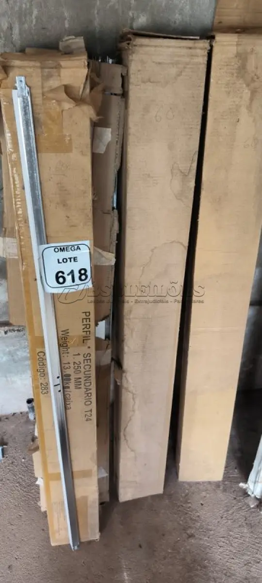 LOTE 618 - 227 PERFIS SECUNDÁRIOS PARA FORRO REMOVÍVEL - 25A - 1250. (NO ESTADO EM QUE SE ENCONTRA. SUJEITO A AVARIAS OCULTAS/VISÍVEIS.)