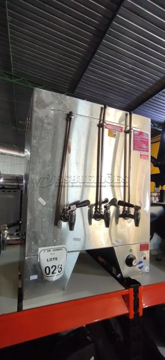 LOTE 026 - 01 CAFETEIRA INDUSTRIAL EM INOX. (NO ESTADO) ATENÇÃO! FAZER A VISITAÇÃO ANTES DE ARREMATAR, NÃO SABEMOS SE FUNCIONA, LEILÃO NÃO TEM GARANTIA E NEM DEVOLUÇÃO, SUJEITO A POSSÍVEIS AVARIAS VISÍVEIS/OCULTAS E/OU AUSÊNCIA DE COMPONENTES.