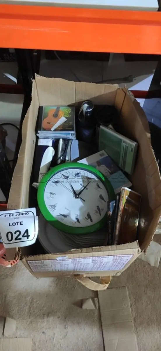 LOTE 024 - 01 IRRIGADOR ORAL PORTÁTIL, 02 FERROS DE PASSAR MARCA ARNO E GRANDE QUANTIDADE DE PRATOS DE LOUÇA E CDS E DVDS DIVERSOS. (NO ESTADO) ATENÇÃO! FAZER A VISITAÇÃO ANTES DE ARREMATAR, NÃO SABEMOS SE FUNCIONA, LEILÃO NÃO TEM GARANTIA E NEM DEVOLUÇÃO, SUJEITO A POSSÍVEIS AVARIAS VISÍVEIS/OCULTAS E/OU AUSÊNCIA DE COMPONENTES.
