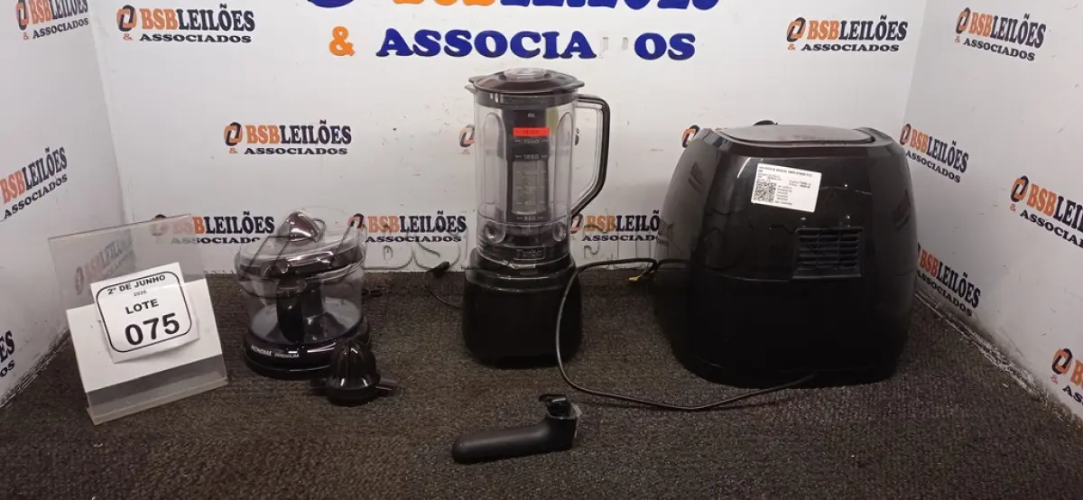 LOTE 075 - 01 AIR FRYER 6L 220V MARCA MONDIAL E 01 LIQUIDIFICADOR 220V MARCA MONDIAL. (NO ESTADO) ATENÇÃO! FAZER A VISITAÇÃO ANTES DE ARREMATAR, NÃO SABEMOS SE FUNCIONA, LEILÃO NÃO TEM GARANTIA E NEM DEVOLUÇÃO, SUJEITO A POSSÍVEIS AVARIAS VISÍVEIS/OCULTAS E/OU AUSÊNCIA DE COMPONENTES.