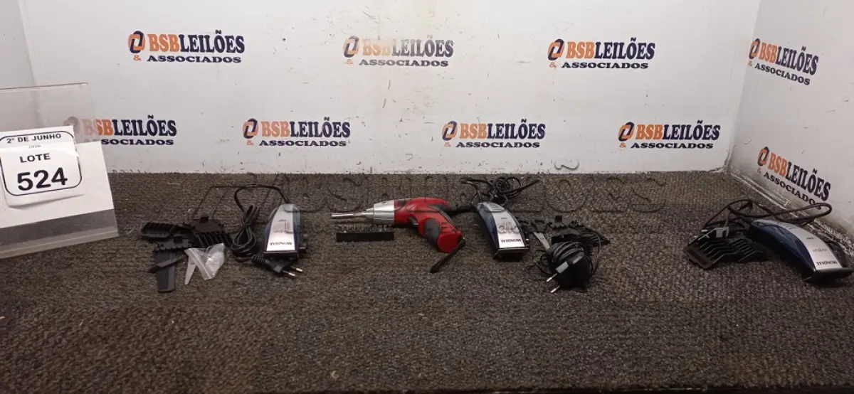 LOTE 524 - 03 MÁQUINAS DE CORTAR CABELO 220V MARCA MONDIAL E 01 PARAFUSADEIRA A BATERIA MARCA MONDIAL. (NO ESTADO) ATENÇÃO! FAZER A VISITAÇÃO ANTES DE ARREMATAR, NÃO SABEMOS SE FUNCIONA, LEILÃO NÃO TEM GARANTIA E NEM DEVOLUÇÃO, SUJEITO A POSSÍVEIS AVARIAS VISÍVEIS/OCULTAS E/OU AUSÊNCIA DE COMPONENTES.