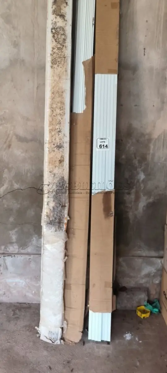 LOTE 614 - 93 LONGARINAS PARA FORRO REMOVÍVEL - TF 38 X 3125 NA COR BRANCA. (NO ESTADO EM QUE SE ENCONTRA. SUJEITO A AVARIAS OCULTAS/VISÍVEIS.)