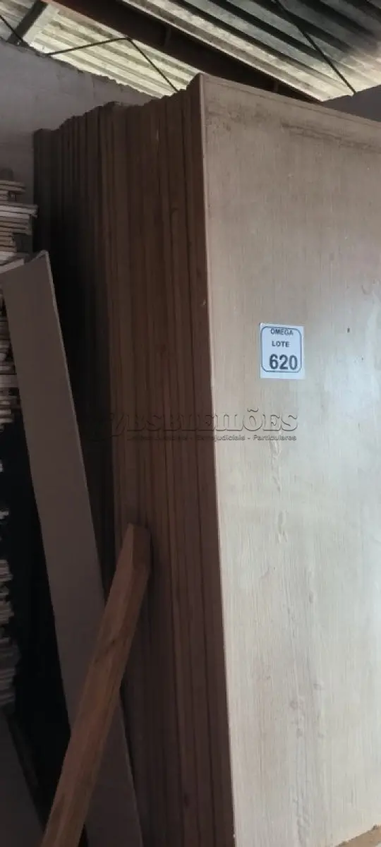 LOTE 620 - 35 PAINÉIS DE DIVISÓRIA NAVAL NA COR LAMINADO BEGE ( 1,20X2,10M) . (NO ESTADO EM QUE SE ENCONTRA. SUJEITO A AVARIAS OCULTAS/VISÍVEIS.)
