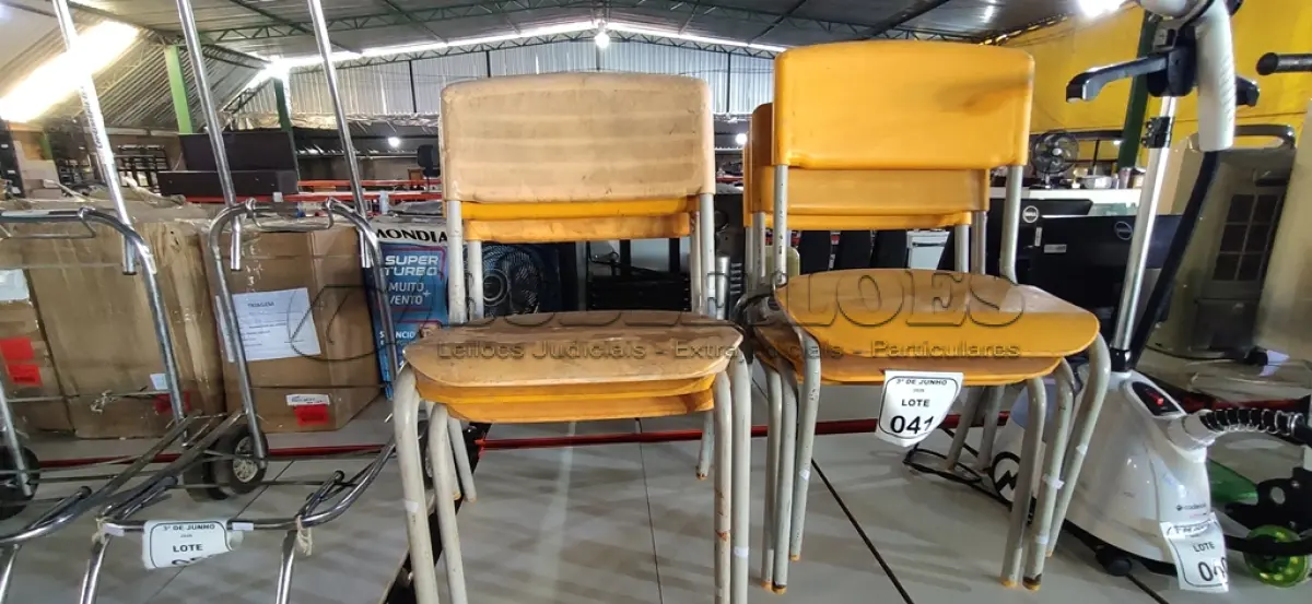 LOTE 041 - 06 CADEIRAS ESCOLARES INFANTIL DE FERRO COM ASSENTO EM PLÁSTICO NA COR AMARELA. (NO ESTADO) ATENÇÃO! FAZER A VISITAÇÃO ANTES DE ARREMATAR, NÃO SABEMOS SE FUNCIONA, LEILÃO NÃO TEM GARANTIA E NEM DEVOLUÇÃO, SUJEITO A POSSÍVEIS AVARIAS VISÍVEIS/OCULTAS E/OU AUSÊNCIA DE COMPONENTES.