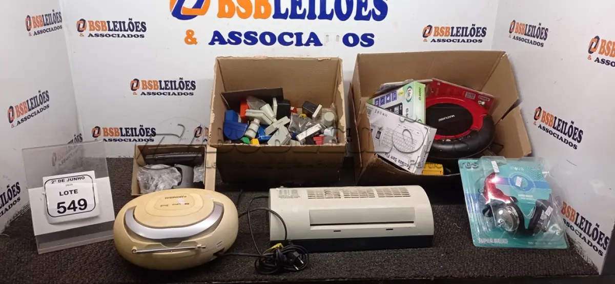 LOTE 549 - 01 ASPIRADOR ROBÔ MARCA MULTILASER, 01 HEADSET MARCA INOVA, 02 CALCULADORAS, 01 MÁQUINA DE CARTÃO MODENINHA PRO, 01 JOYSTICK DE VÍDEO GAME, 01 SCANNER 110V MARCA MENNO, 01 APARELHO DE SOM PORTÁTIL MARCA MONDIAL, 03 MOUSES SEM FIO, 01 TECLADO SEM FIO PARA PC, 02 TELEFONES FIXOS E VÁRIOS CARIMBOS E ELETRÔNICOS DIVERSOS. (NO ESTADO) ATENÇÃO! FAZER A VISITAÇÃO ANTES DE ARREMATAR, NÃO SABEMOS SE FUNCIONA, LEILÃO NÃO TEM GARANTIA E NEM DEVOLUÇÃO, SUJEITO A POSSÍVEIS AVARIAS VISÍVEIS/OCULTAS E/OU AUSÊNCIA DE COMPONENTES.