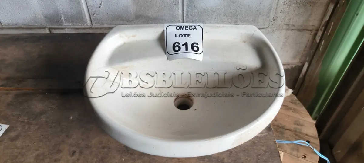LOTE 616 - 01 LAVATÓRIO EM LOUÇA BRANCA DE PAREDE. (NO ESTADO EM QUE SE ENCONTRA. SUJEITO A AVARIAS OCULTAS/VISÍVEIS.)