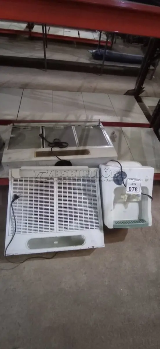 LOTE 078 - 02 DEPURADORES DE AR E 01 BEBEDOURO PARA GARRAFÃO REFRIGERADO. (NO ESTADO) ATENÇÃO! FAZER A VISITAÇÃO ANTES DE ARREMATAR, NÃO SABEMOS SE FUNCIONA, LEILÃO NÃO TEM GARANTIA E NEM DEVOLUÇÃO, SUJEITO A POSSÍVEIS AVARIAS VISÍVEIS/OCULTAS E/OU AUSÊNCIA DE COMPONENTES.