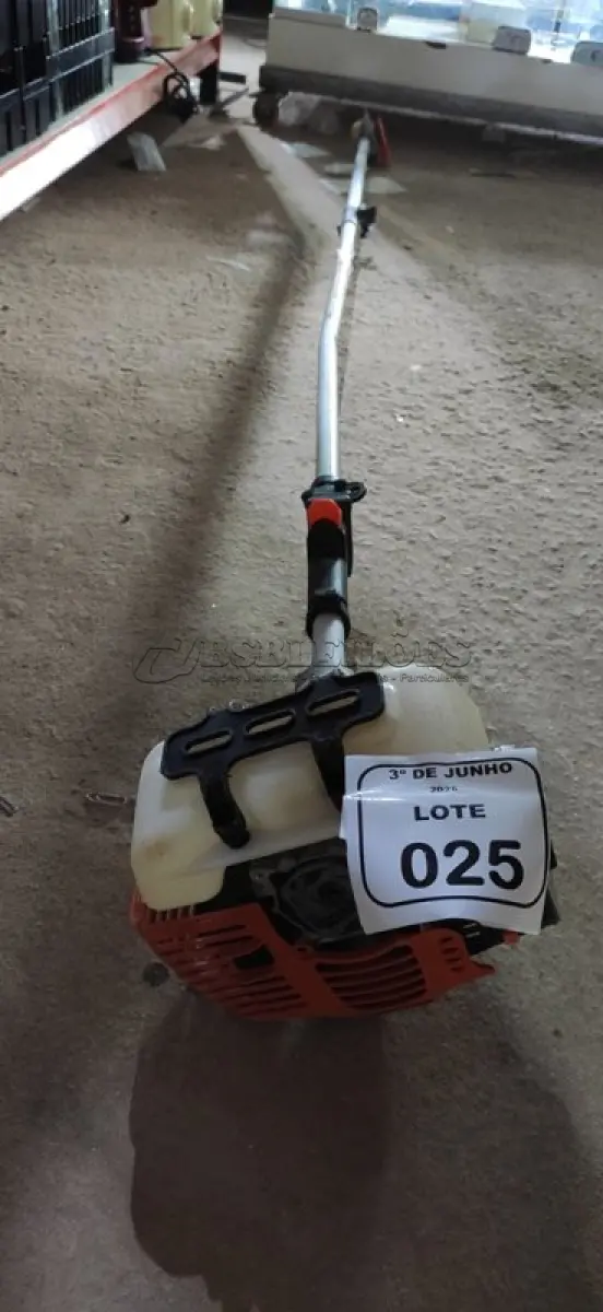 LOTE 025 - 01 MOTO PODADOR DE GALHOS MODELO VP3300L 2T 33C MARCA VULCAN. (NO ESTADO) ATENÇÃO! FAZER A VISITAÇÃO ANTES DE ARREMATAR, NÃO SABEMOS SE FUNCIONA, LEILÃO NÃO TEM GARANTIA E NEM DEVOLUÇÃO, SUJEITO A POSSÍVEIS AVARIAS VISÍVEIS/OCULTAS E/OU AUSÊNCIA DE COMPONENTES.