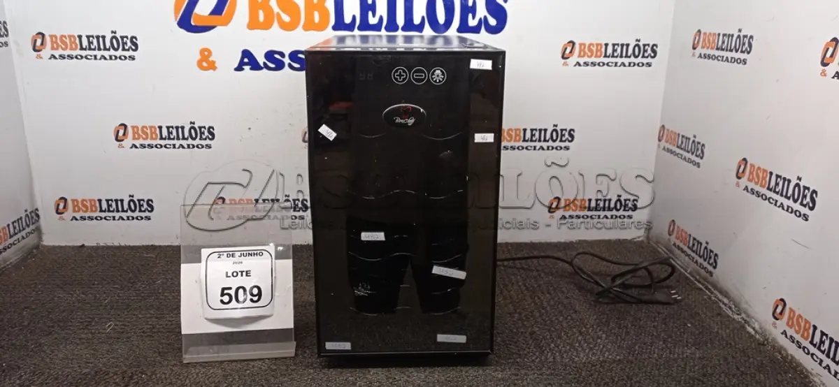 LOTE 509 - 01 CLIMATIZADOR DE VINHO MODELO BC23G 220V MARCA BONCHEFF. (NO ESTADO) ATENÇÃO! FAZER A VISITAÇÃO ANTES DE ARREMATAR, NÃO SABEMOS SE FUNCIONA, LEILÃO NÃO TEM GARANTIA E NEM DEVOLUÇÃO, SUJEITO A POSSÍVEIS AVARIAS VISÍVEIS/OCULTAS E/OU AUSÊNCIA DE COMPONENTES.