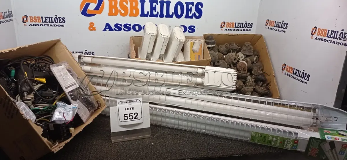 LOTE 552 - 01 LOTE COM VÁRIAS LUMINÁRIAS DE SOBREPOR E GRANDE QUANTIDADE DE PLUGUES ELÉTRICOS INDUSTRIAIS E CABOS ELETRÔNICOS DIVERSOS. (NO ESTADO) ATENÇÃO! FAZER A VISITAÇÃO ANTES DE ARREMATAR, NÃO SABEMOS SE FUNCIONA, LEILÃO NÃO TEM GARANTIA E NEM DEVOLUÇÃO, SUJEITO A POSSÍVEIS AVARIAS VISÍVEIS/OCULTAS E/OU AUSÊNCIA DE COMPONENTES.