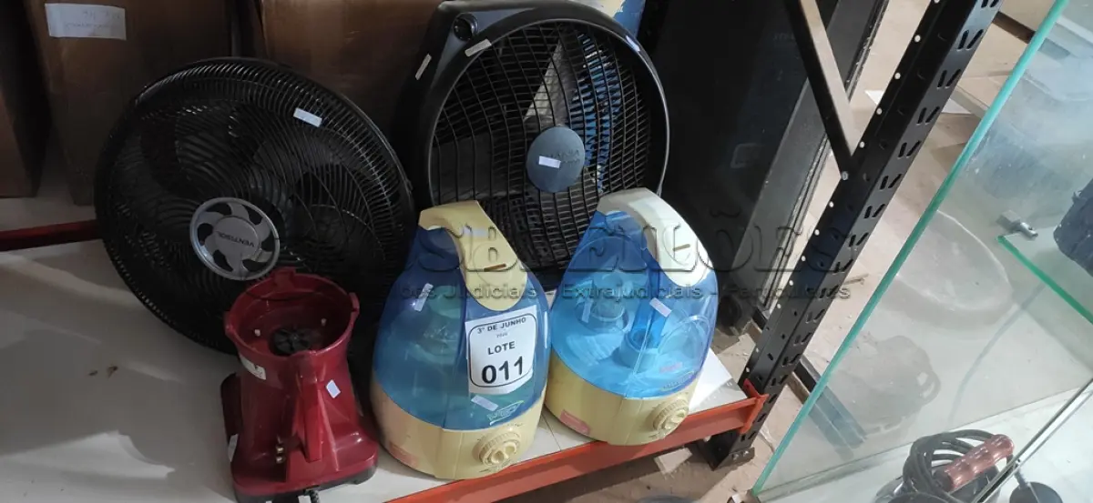 LOTE 011 - 02 UMIDIFICADORES DE AR, 01 MOTOR DE LIQUIDIFICADOR E 02 VENTILADORES DE MARCAS E MODELOS DIVERSOS. (NO ESTADO) ATENÇÃO! FAZER A VISITAÇÃO ANTES DE ARREMATAR, NÃO SABEMOS SE FUNCIONA, LEILÃO NÃO TEM GARANTIA E NEM DEVOLUÇÃO, SUJEITO A POSSÍVEIS AVARIAS VISÍVEIS/OCULTAS E/OU AUSÊNCIA DE COMPONENTES.