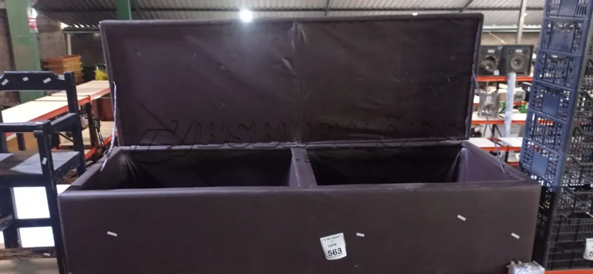LOTE 563 - 01 SOFÁ BAÚ NA COR MARROM ESCURO. (NO ESTADO) ATENÇÃO! FAZER A VISITAÇÃO ANTES DE ARREMATAR, NÃO SABEMOS SE FUNCIONA, LEILÃO NÃO TEM GARANTIA E NEM DEVOLUÇÃO, SUJEITO A POSSÍVEIS AVARIAS VISÍVEIS/OCULTAS E/OU AUSÊNCIA DE COMPONENTES.