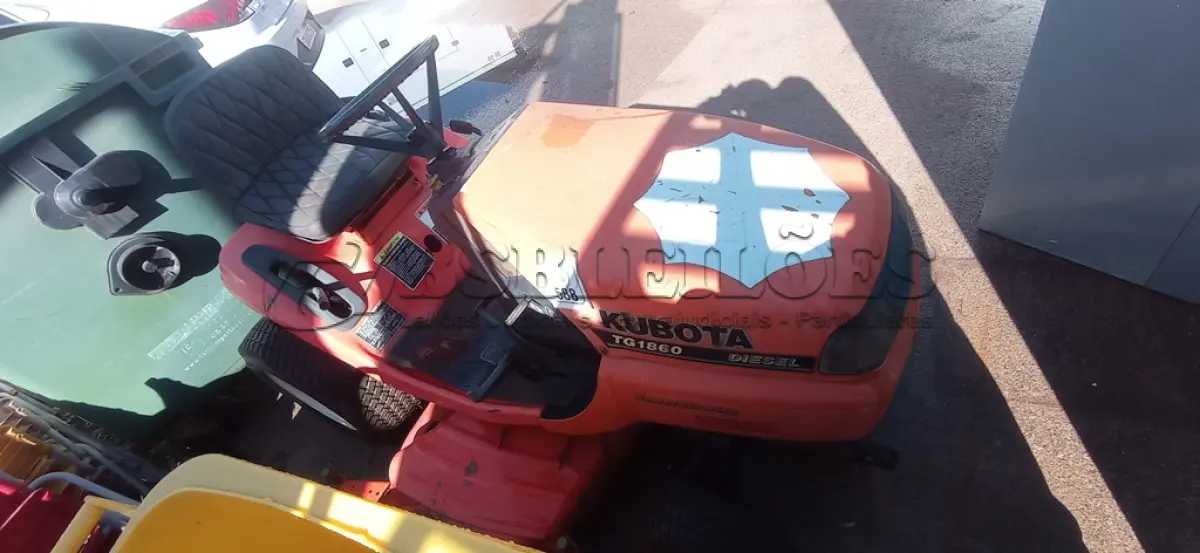 LOTE 588 - 01 TRATOR DE CORTAR GRAMA MODELO TG1860 MOTOR A DIESEL MARCA KUBOTA. (NO ESTADO) ATENÇÃO! FAZER A VISITAÇÃO ANTES DE ARREMATAR, NÃO SABEMOS SE FUNCIONA, LEILÃO NÃO TEM GARANTIA E NEM DEVOLUÇÃO, SUJEITO A POSSÍVEIS AVARIAS VISÍVEIS/OCULTAS E/OU AUSÊNCIA DE COMPONENTES.