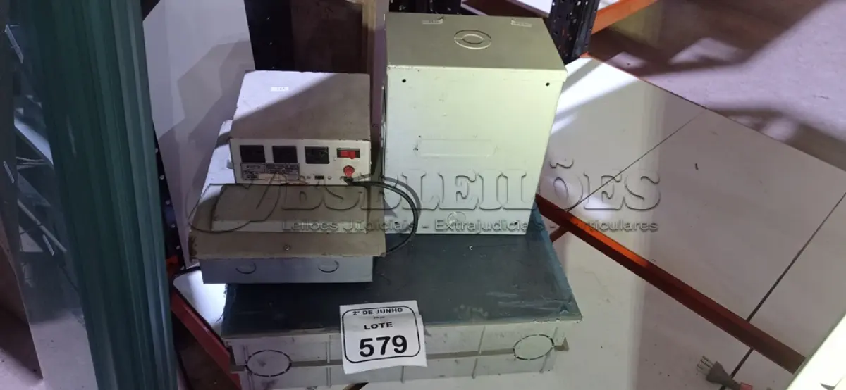 LOTE 579 - 01 CAIXA DE HIDRÔMETRO, 01 ESTABILIZADOR E 02 QUADROS ELÉTRICOS DE DIFERENTES MODELOS. (NO ESTADO) ATENÇÃO! FAZER A VISITAÇÃO ANTES DE ARREMATAR, NÃO SABEMOS SE FUNCIONA, LEILÃO NÃO TEM GARANTIA E NEM DEVOLUÇÃO, SUJEITO A POSSÍVEIS AVARIAS VISÍVEIS/OCULTAS E/OU AUSÊNCIA DE COMPONENTES.