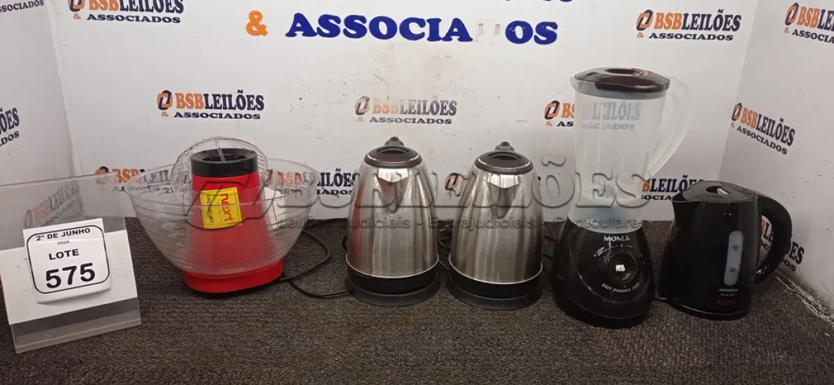 LOTE 575 - 01 PIPOQUEIRA ELÉTRICA 220V, 01 LIQUIDIFICADOR 220V E 03 CHALEIRAS ELÉTRICAS 220V MARCAS MONDIAL. (NO ESTADO) ATENÇÃO! FAZER A VISITAÇÃO ANTES DE ARREMATAR, NÃO SABEMOS SE FUNCIONA, LEILÃO NÃO TEM GARANTIA E NEM DEVOLUÇÃO, SUJEITO A POSSÍVEIS AVARIAS VISÍVEIS/OCULTAS E/OU AUSÊNCIA DE COMPONENTES.