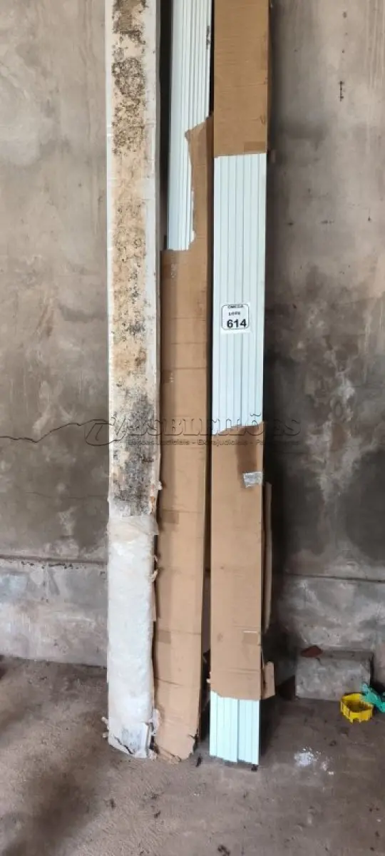 LOTE 614 - 93 LONGARINAS PARA FORRO REMOVÍVEL - TF 38 X 3125 NA COR BRANCA. (NO ESTADO EM QUE SE ENCONTRA. SUJEITO A AVARIAS OCULTAS/VISÍVEIS.)