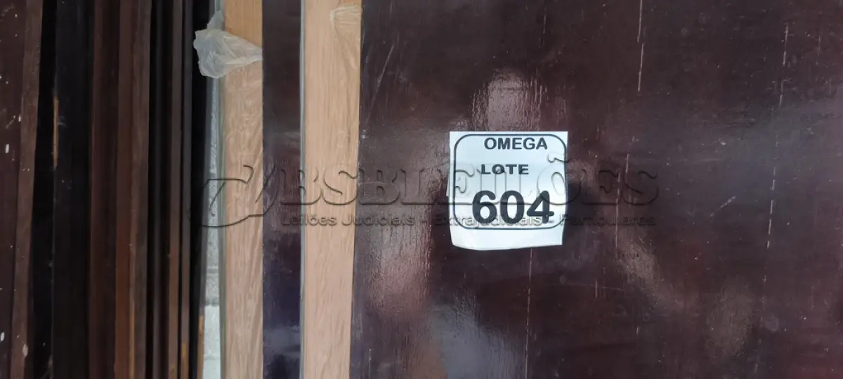 LOTE 604 - 04 PORTAS DE MADEIRA 70X210 . (NO ESTADO EM QUE SE ENCONTRA. SUJEITO A AVARIAS OCULTAS/VISÍVEIS.)