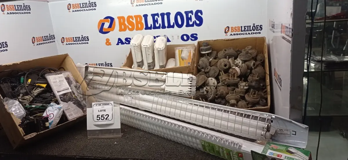 LOTE 552 - 01 LOTE COM VÁRIAS LUMINÁRIAS DE SOBREPOR E GRANDE QUANTIDADE DE PLUGUES ELÉTRICOS INDUSTRIAIS E CABOS ELETRÔNICOS DIVERSOS. (NO ESTADO) ATENÇÃO! FAZER A VISITAÇÃO ANTES DE ARREMATAR, NÃO SABEMOS SE FUNCIONA, LEILÃO NÃO TEM GARANTIA E NEM DEVOLUÇÃO, SUJEITO A POSSÍVEIS AVARIAS VISÍVEIS/OCULTAS E/OU AUSÊNCIA DE COMPONENTES.