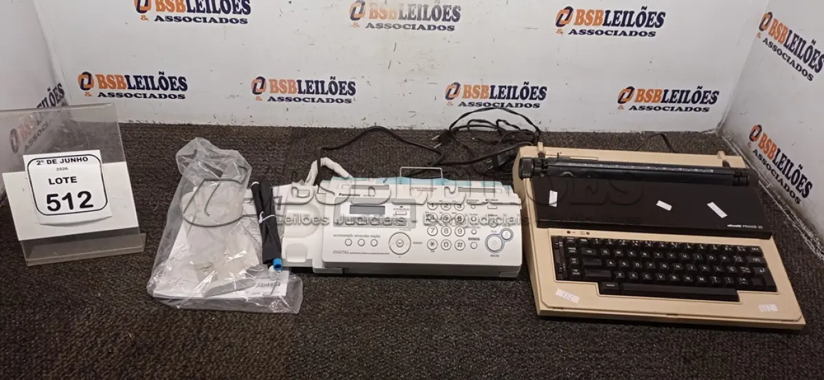 LOTE 512 - 01 MÁQUINA DE DATILOGRAFAR MODELO PRÁXIS 20 MARCA OLIVETTI E 01 FAX MODELO KXFP218 MARCA PANASONIC. (NO ESTADO) ATENÇÃO! FAZER A VISITAÇÃO ANTES DE ARREMATAR, NÃO SABEMOS SE FUNCIONA, LEILÃO NÃO TEM GARANTIA E NEM DEVOLUÇÃO, SUJEITO A POSSÍVEIS AVARIAS VISÍVEIS/OCULTAS E/OU AUSÊNCIA DE COMPONENTES.