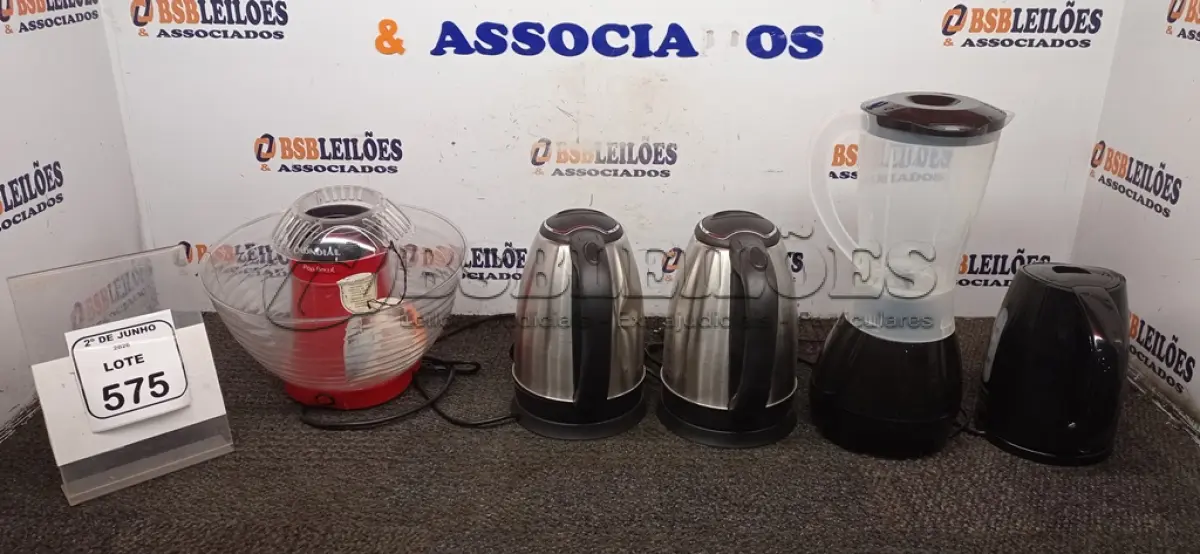 LOTE 575 - 01 PIPOQUEIRA ELÉTRICA 220V, 01 LIQUIDIFICADOR 220V E 03 CHALEIRAS ELÉTRICAS 220V MARCAS MONDIAL. (NO ESTADO) ATENÇÃO! FAZER A VISITAÇÃO ANTES DE ARREMATAR, NÃO SABEMOS SE FUNCIONA, LEILÃO NÃO TEM GARANTIA E NEM DEVOLUÇÃO, SUJEITO A POSSÍVEIS AVARIAS VISÍVEIS/OCULTAS E/OU AUSÊNCIA DE COMPONENTES.