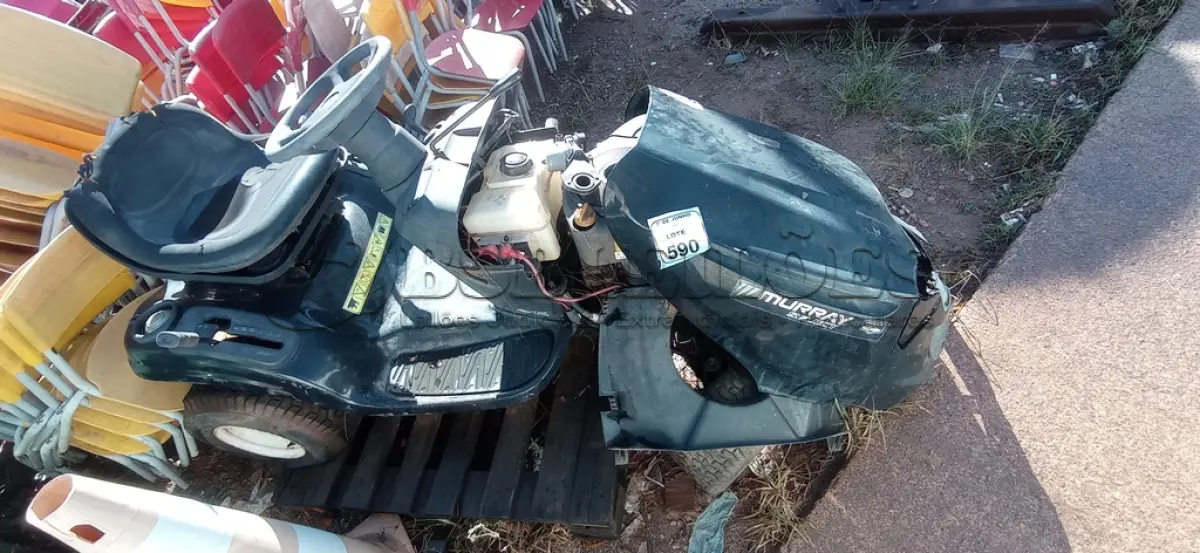 LOTE 590 - 01 TRATOR CORTADOR DE GRAMA MARCA MURRAY. (NO ESTADO) ATENÇÃO! FAZER A VISITAÇÃO ANTES DE ARREMATAR, NÃO SABEMOS SE FUNCIONA, LEILÃO NÃO TEM GARANTIA E NEM DEVOLUÇÃO, SUJEITO A POSSÍVEIS AVARIAS VISÍVEIS/OCULTAS E/OU AUSÊNCIA DE COMPONENTES.