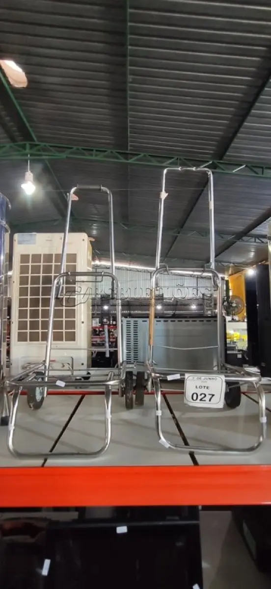 LOTE 027 - 02 CARRINHOS DE FEIRA. (NO ESTADO) ATENÇÃO! FAZER A VISITAÇÃO ANTES DE ARREMATAR, NÃO SABEMOS SE FUNCIONA, LEILÃO NÃO TEM GARANTIA E NEM DEVOLUÇÃO, SUJEITO A POSSÍVEIS AVARIAS VISÍVEIS/OCULTAS E/OU AUSÊNCIA DE COMPONENTES.