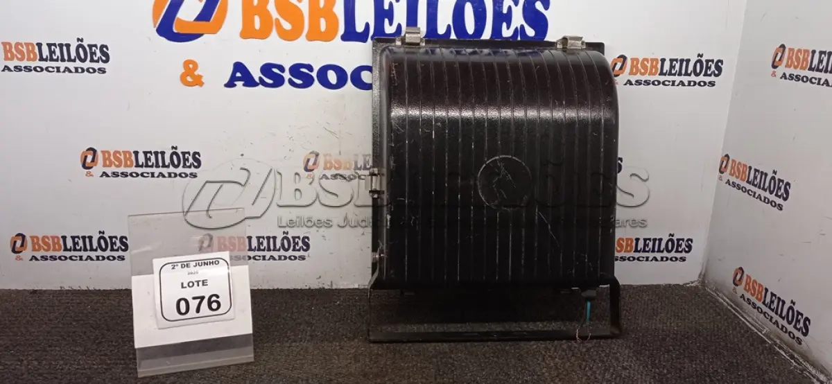 LOTE 076 - 01 REFLETOR 400W MARCA EXPOLUMEN. (NO ESTADO) ATENÇÃO! FAZER A VISITAÇÃO ANTES DE ARREMATAR, NÃO SABEMOS SE FUNCIONA, LEILÃO NÃO TEM GARANTIA E NEM DEVOLUÇÃO, SUJEITO A POSSÍVEIS AVARIAS VISÍVEIS/OCULTAS E/OU AUSÊNCIA DE COMPONENTES.