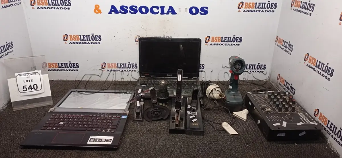 LOTE 540 - 01 MESA DE SOM 06 CANAIS MARCA CICLOTRON, 03 GRAMPEADORES, 01 ASPIRADOR DE PÓ PARA CARROS, 01 FURADEIRA A BATERIA E 02 NOTEBOOKS PARA RETIRADA DE PEÇAS. (NO ESTADO) ATENÇÃO! FAZER A VISITAÇÃO ANTES DE ARREMATAR, NÃO SABEMOS SE FUNCIONA, LEILÃO NÃO TEM GARANTIA E NEM DEVOLUÇÃO, SUJEITO A POSSÍVEIS AVARIAS VISÍVEIS/OCULTAS E/OU AUSÊNCIA DE COMPONENTES.