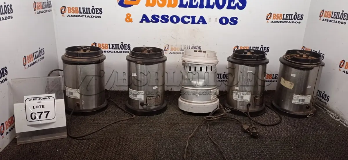 LOTE 077 - 04 BASES DE LIQUIDIFICADORES INDUSTRIAIS DE MODELOS DIVERSOS. (NO ESTADO) ATENÇÃO! FAZER A VISITAÇÃO ANTES DE ARREMATAR, NÃO SABEMOS SE FUNCIONA, LEILÃO NÃO TEM GARANTIA E NEM DEVOLUÇÃO, SUJEITO A POSSÍVEIS AVARIAS VISÍVEIS/OCULTAS E/OU AUSÊNCIA DE COMPONENTES.