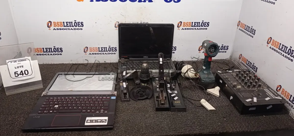 LOTE 540 - 01 MESA DE SOM 06 CANAIS MARCA CICLOTRON, 03 GRAMPEADORES, 01 ASPIRADOR DE PÓ PARA CARROS, 01 FURADEIRA A BATERIA E 02 NOTEBOOKS PARA RETIRADA DE PEÇAS. (NO ESTADO) ATENÇÃO! FAZER A VISITAÇÃO ANTES DE ARREMATAR, NÃO SABEMOS SE FUNCIONA, LEILÃO NÃO TEM GARANTIA E NEM DEVOLUÇÃO, SUJEITO A POSSÍVEIS AVARIAS VISÍVEIS/OCULTAS E/OU AUSÊNCIA DE COMPONENTES.