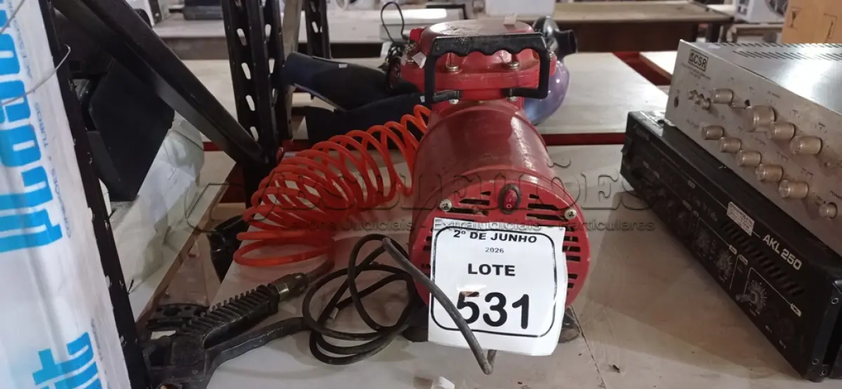 LOTE 531 - 01 COMPRESSOR DE AR COM MANGUEIRA. (NO ESTADO) ATENÇÃO! FAZER A VISITAÇÃO ANTES DE ARREMATAR, NÃO SABEMOS SE FUNCIONA, LEILÃO NÃO TEM GARANTIA E NEM DEVOLUÇÃO, SUJEITO A POSSÍVEIS AVARIAS VISÍVEIS/OCULTAS E/OU AUSÊNCIA DE COMPONENTES.