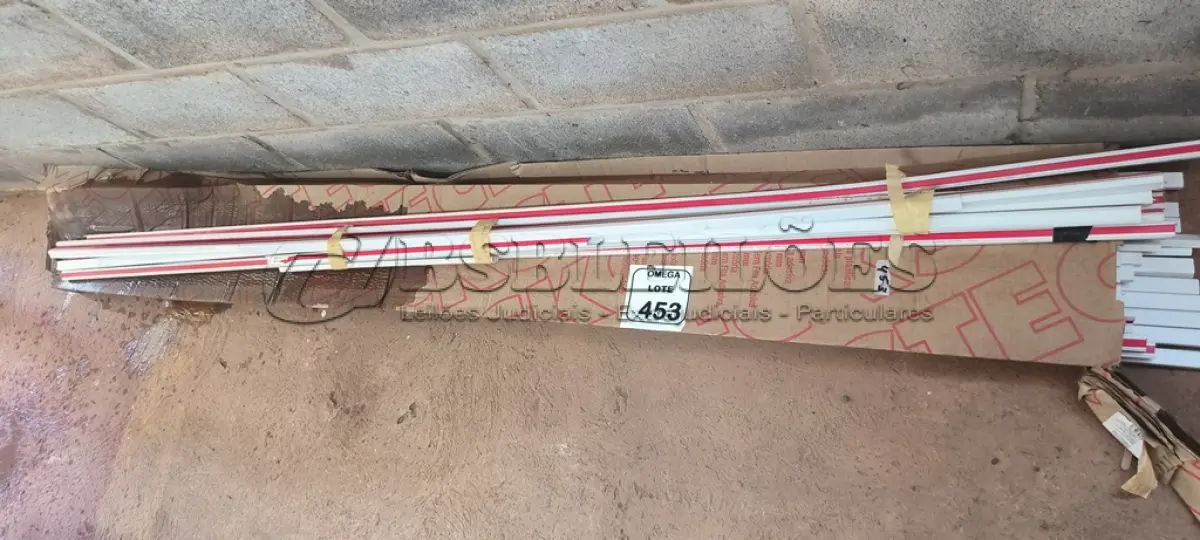 LOTE 453 - 48 CANALETAS STECK 20X10 COM ADESIVO - CX COM 48 UN. (NO ESTADO EM QUE SE ENCONTRA. SUJEITO A AVARIAS OCULTAS/VISÍVEIS.)