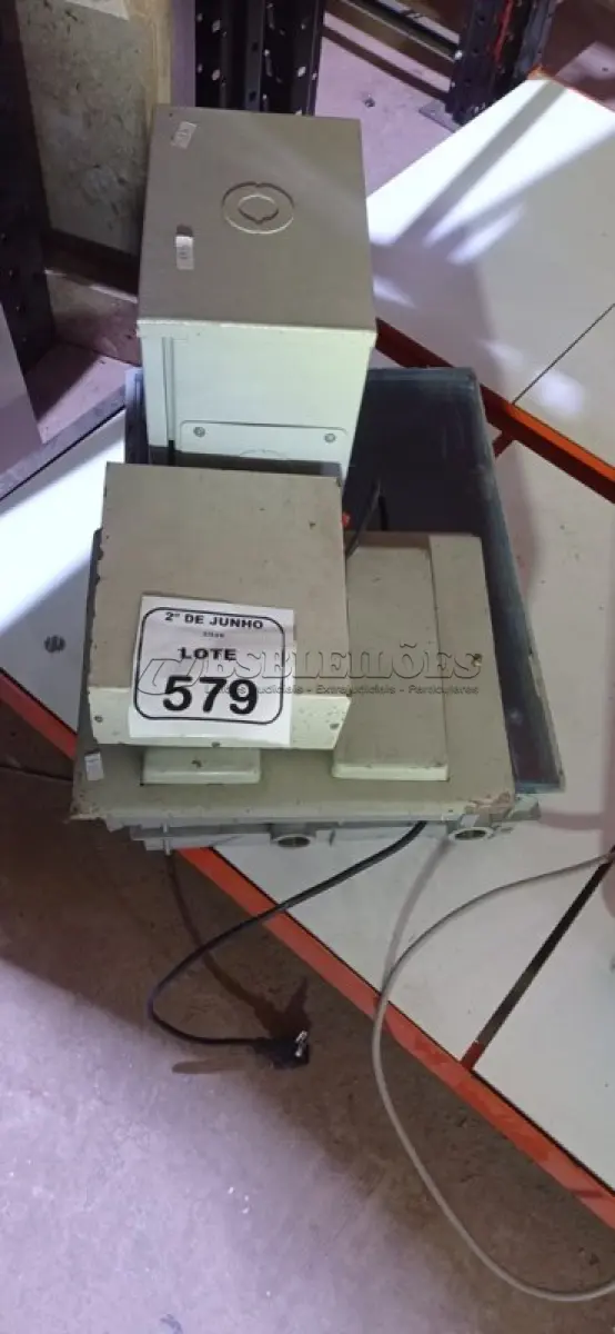 LOTE 579 - 01 CAIXA DE HIDRÔMETRO, 01 ESTABILIZADOR E 02 QUADROS ELÉTRICOS DE DIFERENTES MODELOS. (NO ESTADO) ATENÇÃO! FAZER A VISITAÇÃO ANTES DE ARREMATAR, NÃO SABEMOS SE FUNCIONA, LEILÃO NÃO TEM GARANTIA E NEM DEVOLUÇÃO, SUJEITO A POSSÍVEIS AVARIAS VISÍVEIS/OCULTAS E/OU AUSÊNCIA DE COMPONENTES.