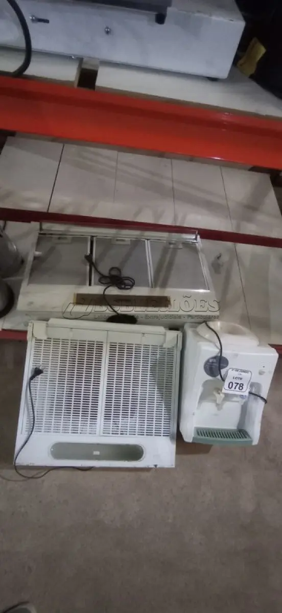 LOTE 078 - 02 DEPURADORES DE AR E 01 BEBEDOURO PARA GARRAFÃO REFRIGERADO. (NO ESTADO) ATENÇÃO! FAZER A VISITAÇÃO ANTES DE ARREMATAR, NÃO SABEMOS SE FUNCIONA, LEILÃO NÃO TEM GARANTIA E NEM DEVOLUÇÃO, SUJEITO A POSSÍVEIS AVARIAS VISÍVEIS/OCULTAS E/OU AUSÊNCIA DE COMPONENTES.