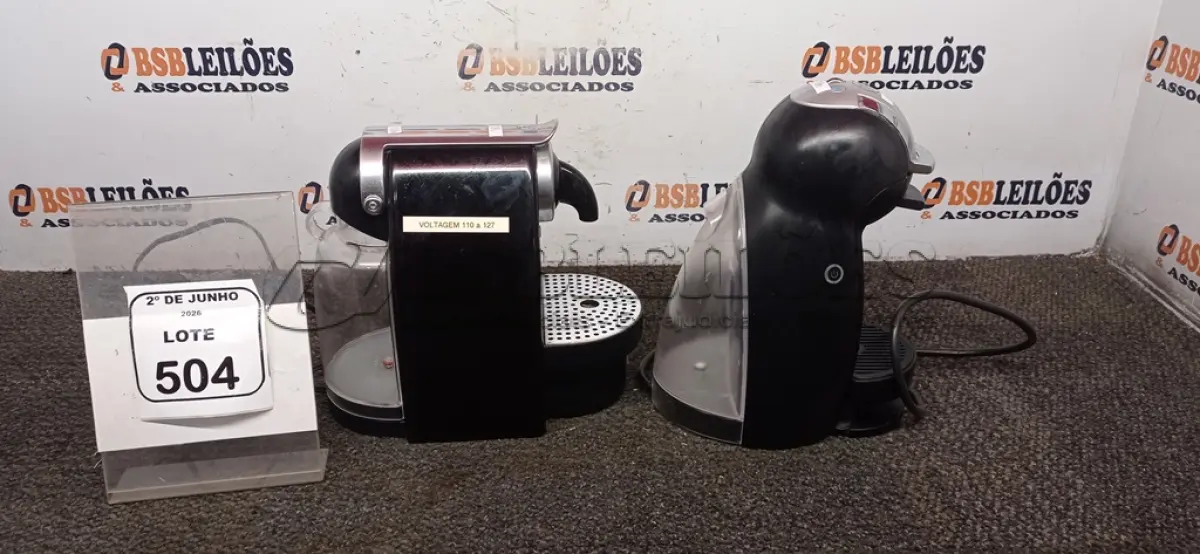 LOTE 504 - 01 CAFETEIRA MODELO NESPRESSO E 01 CAFETEIRA MODELO DOLCE GUSTO MARCA ARNO. (NO ESTADO) ATENÇÃO! FAZER A VISITAÇÃO ANTES DE ARREMATAR, NÃO SABEMOS SE FUNCIONA, LEILÃO NÃO TEM GARANTIA E NEM DEVOLUÇÃO, SUJEITO A POSSÍVEIS AVARIAS VISÍVEIS/OCULTAS E/OU AUSÊNCIA DE COMPONENTES.