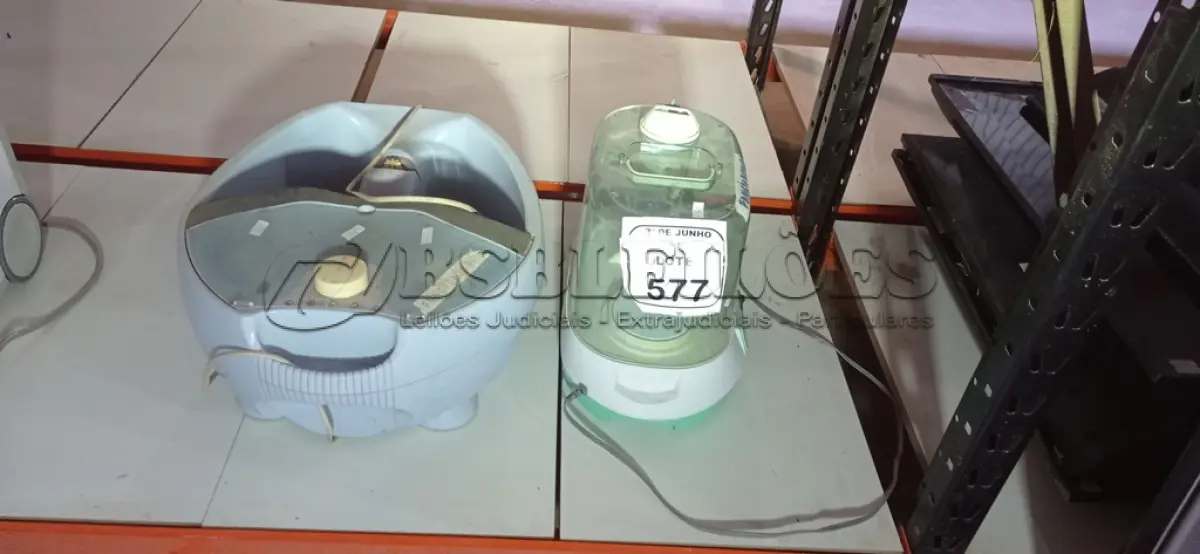 LOTE 577 - 01 UMIDIFICADOR DE AR E 01 MASSAGEADOR PARA PÉS. (NO ESTADO) ATENÇÃO! FAZER A VISITAÇÃO ANTES DE ARREMATAR, NÃO SABEMOS SE FUNCIONA, LEILÃO NÃO TEM GARANTIA E NEM DEVOLUÇÃO, SUJEITO A POSSÍVEIS AVARIAS VISÍVEIS/OCULTAS E/OU AUSÊNCIA DE COMPONENTES.