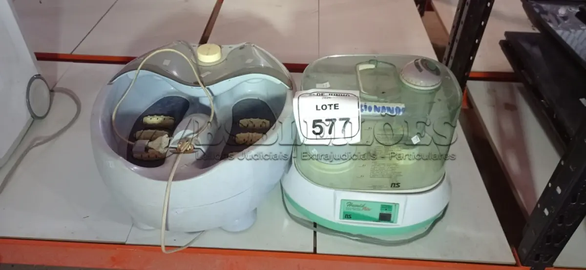 LOTE 577 - 01 UMIDIFICADOR DE AR E 01 MASSAGEADOR PARA PÉS. (NO ESTADO) ATENÇÃO! FAZER A VISITAÇÃO ANTES DE ARREMATAR, NÃO SABEMOS SE FUNCIONA, LEILÃO NÃO TEM GARANTIA E NEM DEVOLUÇÃO, SUJEITO A POSSÍVEIS AVARIAS VISÍVEIS/OCULTAS E/OU AUSÊNCIA DE COMPONENTES.