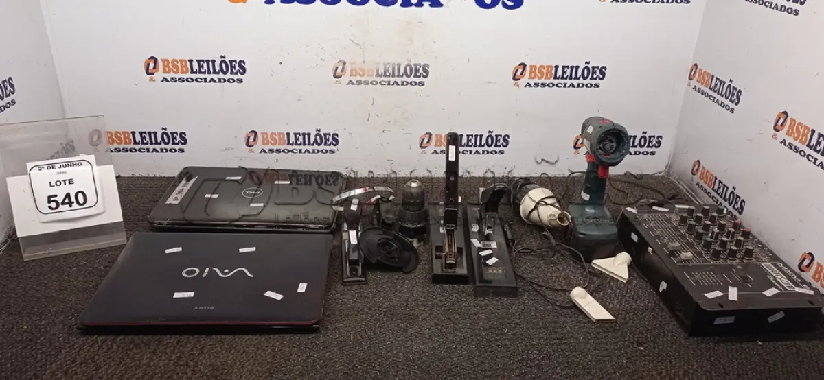 LOTE 540 - 01 MESA DE SOM 06 CANAIS MARCA CICLOTRON, 03 GRAMPEADORES, 01 ASPIRADOR DE PÓ PARA CARROS, 01 FURADEIRA A BATERIA E 02 NOTEBOOKS PARA RETIRADA DE PEÇAS. (NO ESTADO) ATENÇÃO! FAZER A VISITAÇÃO ANTES DE ARREMATAR, NÃO SABEMOS SE FUNCIONA, LEILÃO NÃO TEM GARANTIA E NEM DEVOLUÇÃO, SUJEITO A POSSÍVEIS AVARIAS VISÍVEIS/OCULTAS E/OU AUSÊNCIA DE COMPONENTES.