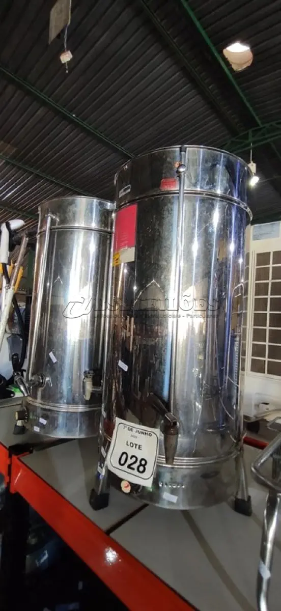 LOTE 028 - 02 CAFETEIRAS INDUSTRIAIS EM INOX. (NO ESTADO) ATENÇÃO! FAZER A VISITAÇÃO ANTES DE ARREMATAR, NÃO SABEMOS SE FUNCIONA, LEILÃO NÃO TEM GARANTIA E NEM DEVOLUÇÃO, SUJEITO A POSSÍVEIS AVARIAS VISÍVEIS/OCULTAS E/OU AUSÊNCIA DE COMPONENTES.
