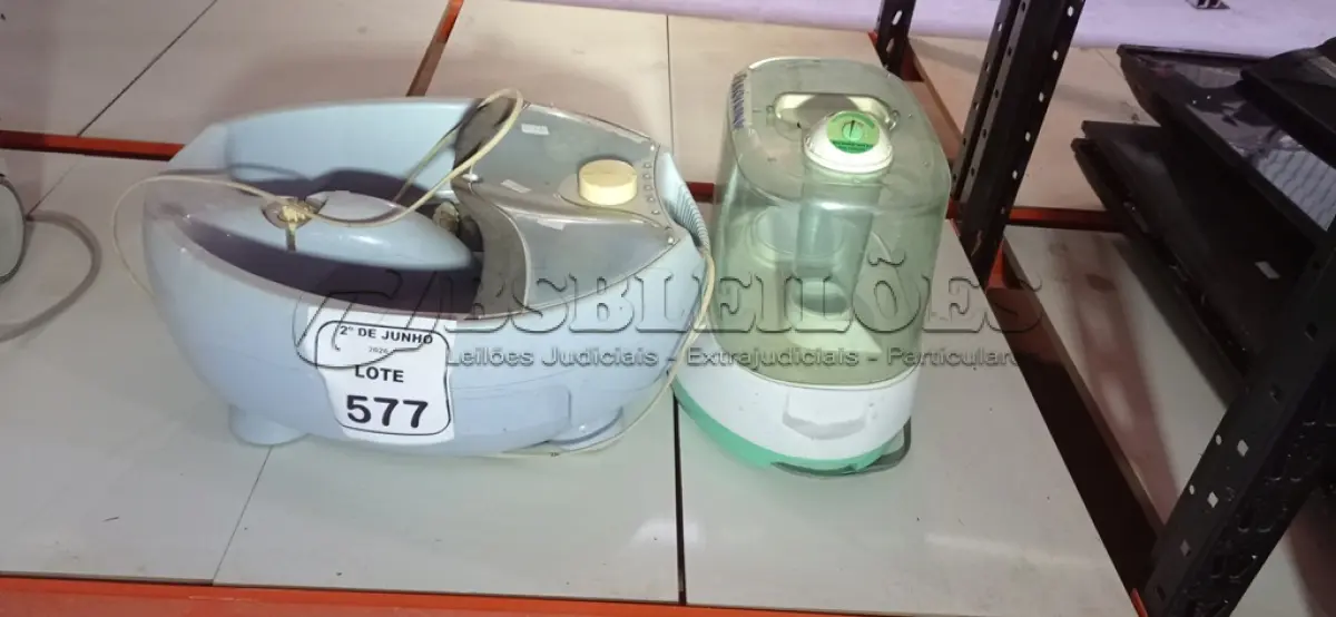 LOTE 577 - 01 UMIDIFICADOR DE AR E 01 MASSAGEADOR PARA PÉS. (NO ESTADO) ATENÇÃO! FAZER A VISITAÇÃO ANTES DE ARREMATAR, NÃO SABEMOS SE FUNCIONA, LEILÃO NÃO TEM GARANTIA E NEM DEVOLUÇÃO, SUJEITO A POSSÍVEIS AVARIAS VISÍVEIS/OCULTAS E/OU AUSÊNCIA DE COMPONENTES.