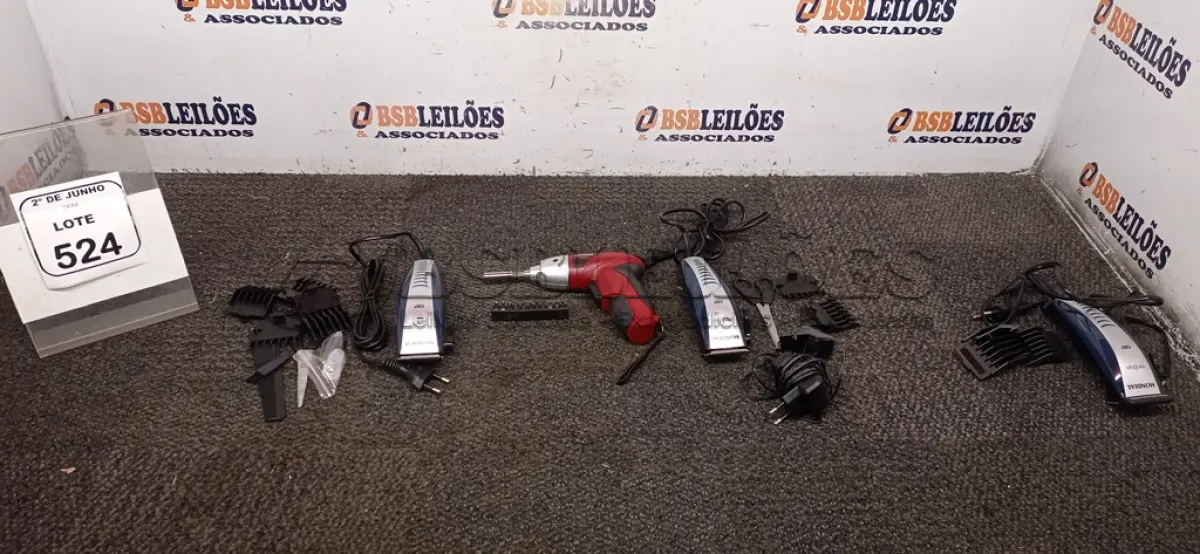 LOTE 524 - 03 MÁQUINAS DE CORTAR CABELO 220V MARCA MONDIAL E 01 PARAFUSADEIRA A BATERIA MARCA MONDIAL. (NO ESTADO) ATENÇÃO! FAZER A VISITAÇÃO ANTES DE ARREMATAR, NÃO SABEMOS SE FUNCIONA, LEILÃO NÃO TEM GARANTIA E NEM DEVOLUÇÃO, SUJEITO A POSSÍVEIS AVARIAS VISÍVEIS/OCULTAS E/OU AUSÊNCIA DE COMPONENTES.