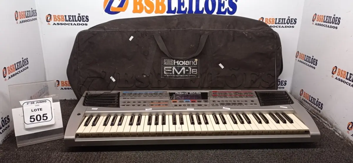 LOTE 505 - 01 TECLADO MUSICAL MODELO EM 25 MARCA ROLAND. (NO ESTADO) ATENÇÃO! FAZER A VISITAÇÃO ANTES DE ARREMATAR, NÃO SABEMOS SE FUNCIONA, LEILÃO NÃO TEM GARANTIA E NEM DEVOLUÇÃO, SUJEITO A POSSÍVEIS AVARIAS VISÍVEIS/OCULTAS E/OU AUSÊNCIA DE COMPONENTES.