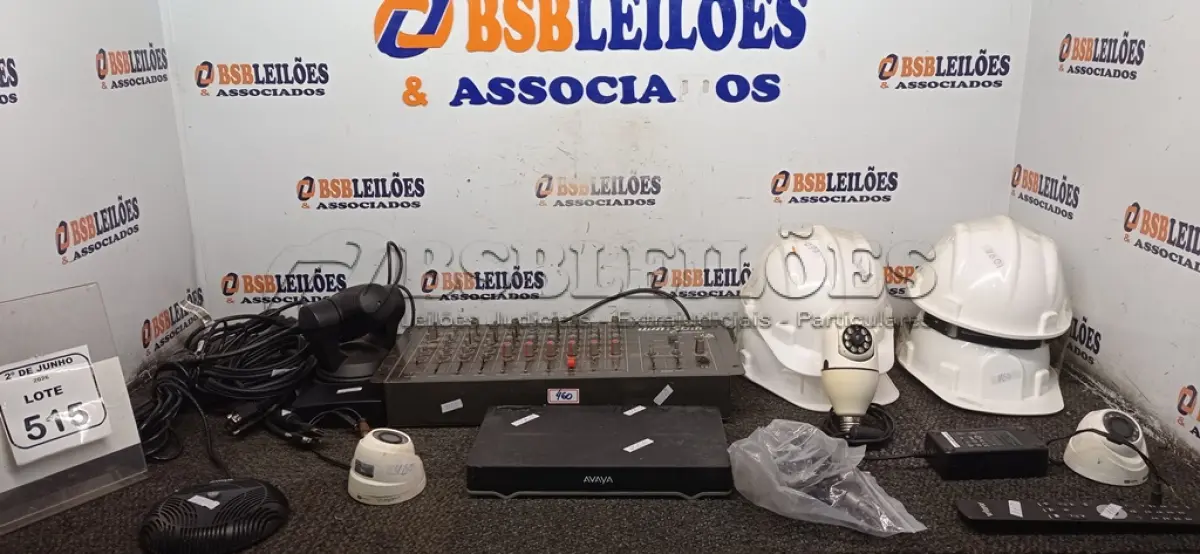 LOTE 515 - 01 MESA DE SOM MODELO MXS 10 MARCA CICLOTRON, 01 APARELHO DE VIDEOCONFERÊNCIA COM ACESSÓRIOS MARCA AVAYA, 03 CAMERAS DE MONITORAMENTO, 04 CAPACETES E.P.I E 01 JOGO DE BITS E SOQUETES. (NO ESTADO) ATENÇÃO! FAZER A VISITAÇÃO ANTES DE ARREMATAR, NÃO SABEMOS SE FUNCIONA, LEILÃO NÃO TEM GARANTIA E NEM DEVOLUÇÃO, SUJEITO A POSSÍVEIS AVARIAS VISÍVEIS/OCULTAS E/OU AUSÊNCIA DE COMPONENTES.