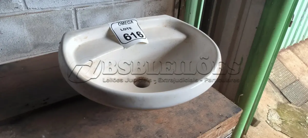 LOTE 616 - 01 LAVATÓRIO EM LOUÇA BRANCA DE PAREDE. (NO ESTADO EM QUE SE ENCONTRA. SUJEITO A AVARIAS OCULTAS/VISÍVEIS.)
