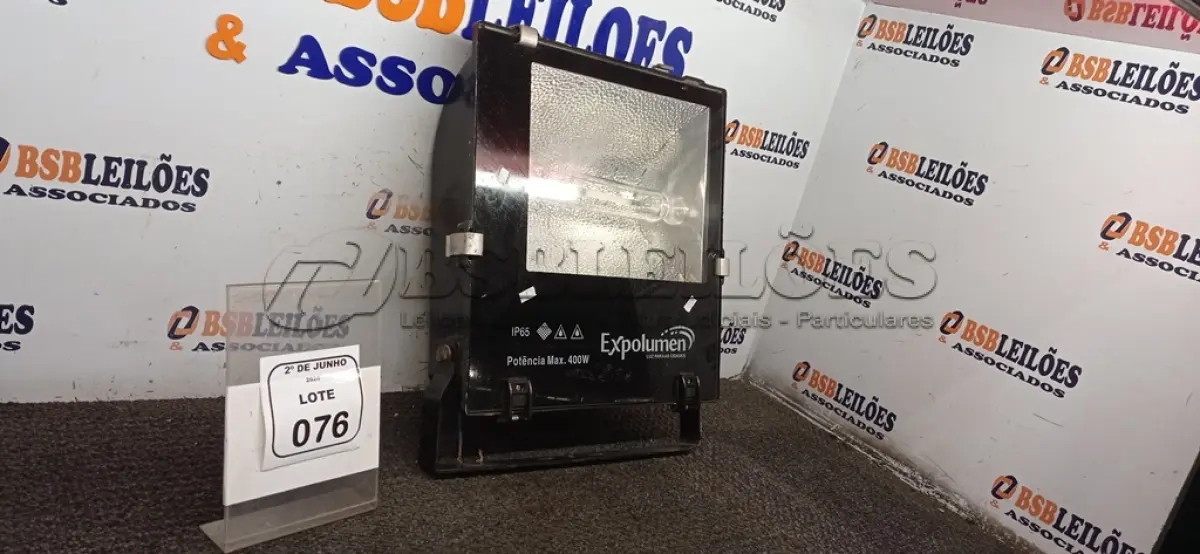 LOTE 076 - 01 REFLETOR 400W MARCA EXPOLUMEN. (NO ESTADO) ATENÇÃO! FAZER A VISITAÇÃO ANTES DE ARREMATAR, NÃO SABEMOS SE FUNCIONA, LEILÃO NÃO TEM GARANTIA E NEM DEVOLUÇÃO, SUJEITO A POSSÍVEIS AVARIAS VISÍVEIS/OCULTAS E/OU AUSÊNCIA DE COMPONENTES.