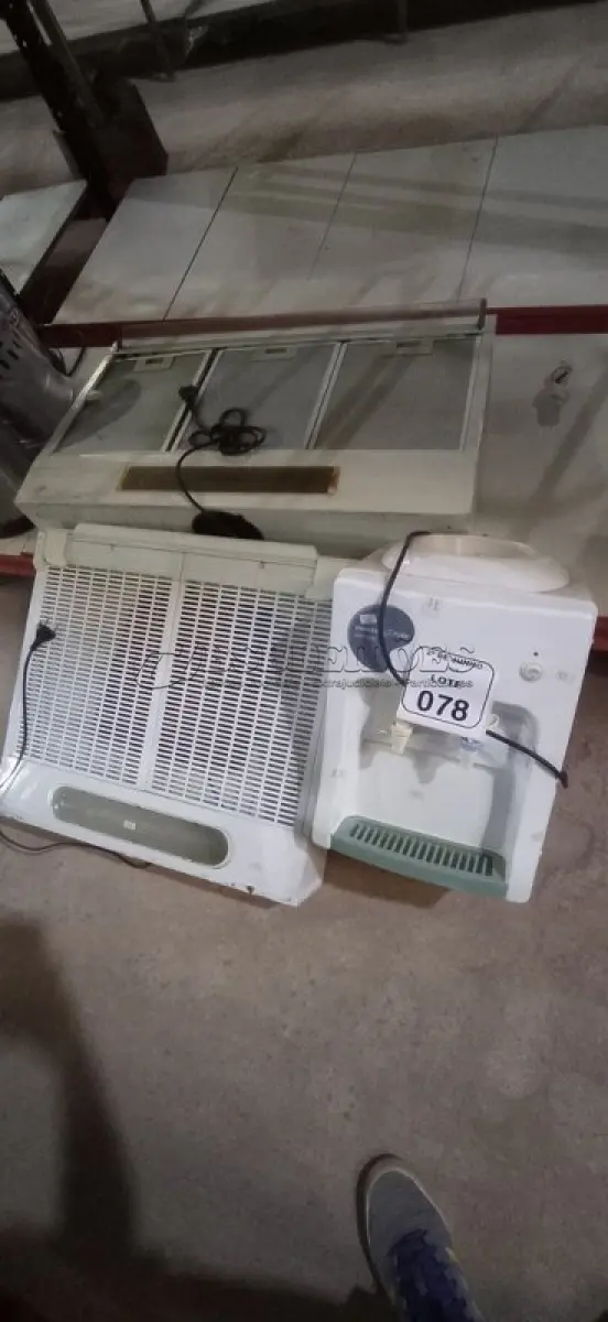 LOTE 078 - 02 DEPURADORES DE AR E 01 BEBEDOURO PARA GARRAFÃO REFRIGERADO. (NO ESTADO) ATENÇÃO! FAZER A VISITAÇÃO ANTES DE ARREMATAR, NÃO SABEMOS SE FUNCIONA, LEILÃO NÃO TEM GARANTIA E NEM DEVOLUÇÃO, SUJEITO A POSSÍVEIS AVARIAS VISÍVEIS/OCULTAS E/OU AUSÊNCIA DE COMPONENTES.