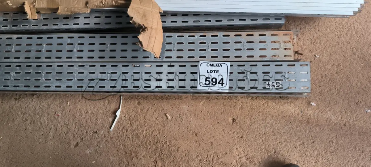 LOTE 594 - 13 ELETROCALHAS PERFURADAS 100X50 - 3,00M - CHAPA 18. (NO ESTADO EM QUE SE ENCONTRA. SUJEITO A AVARIAS OCULTAS/VISÍVEIS.)